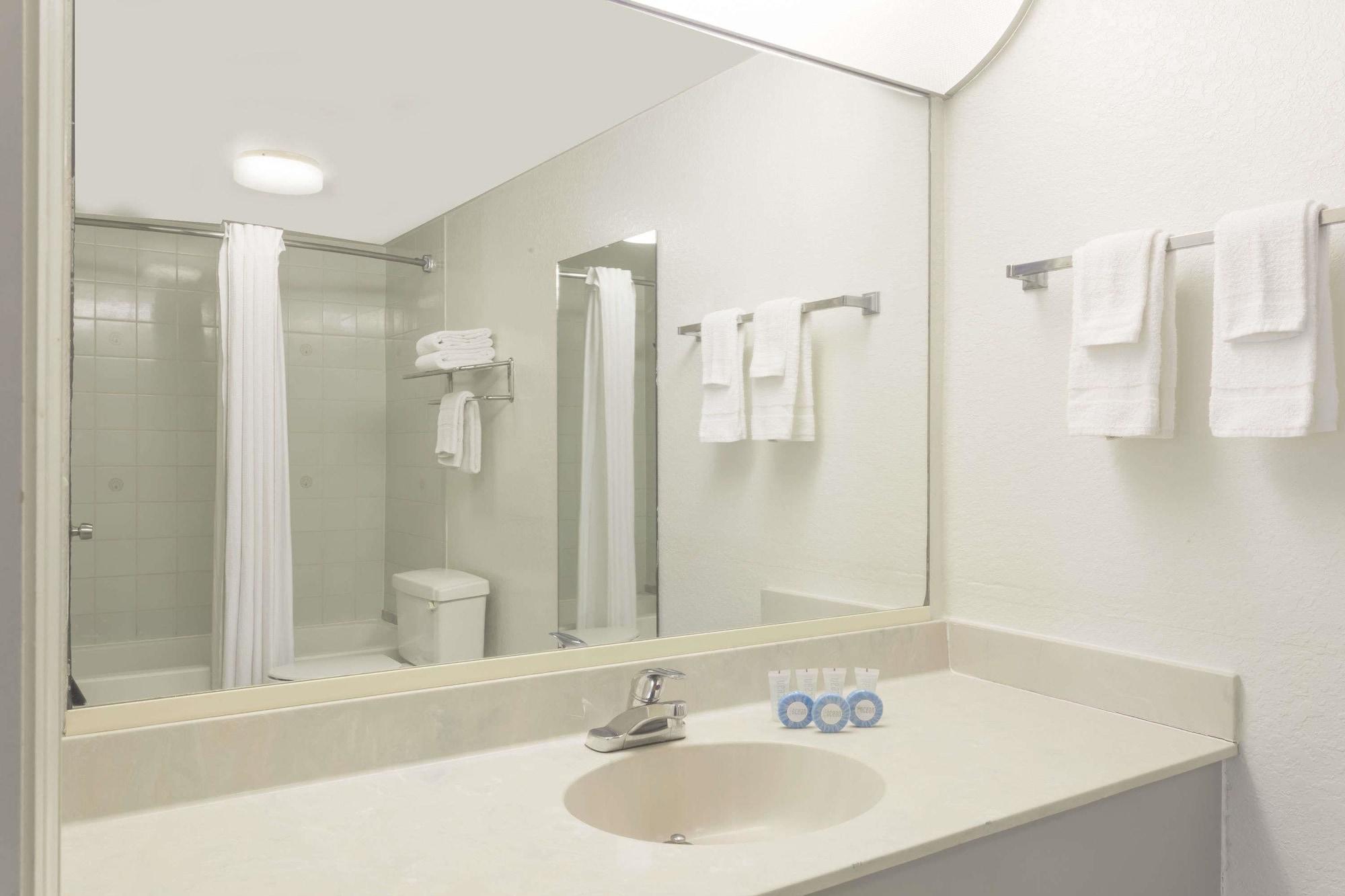 Days Inn & Suites By Wyndham Port Richey Eksteriør billede