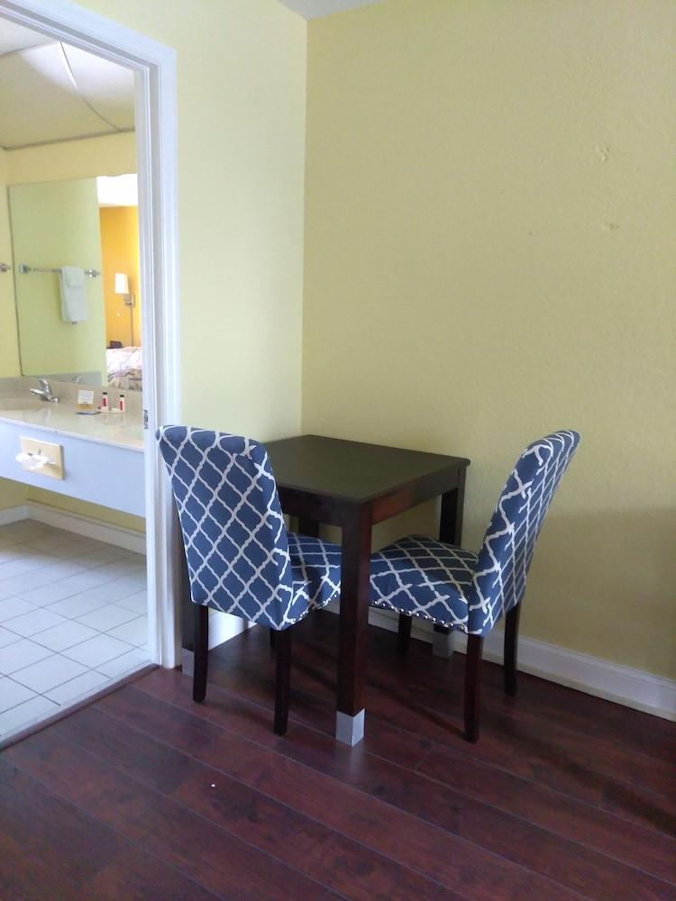 Days Inn & Suites By Wyndham Port Richey Eksteriør billede