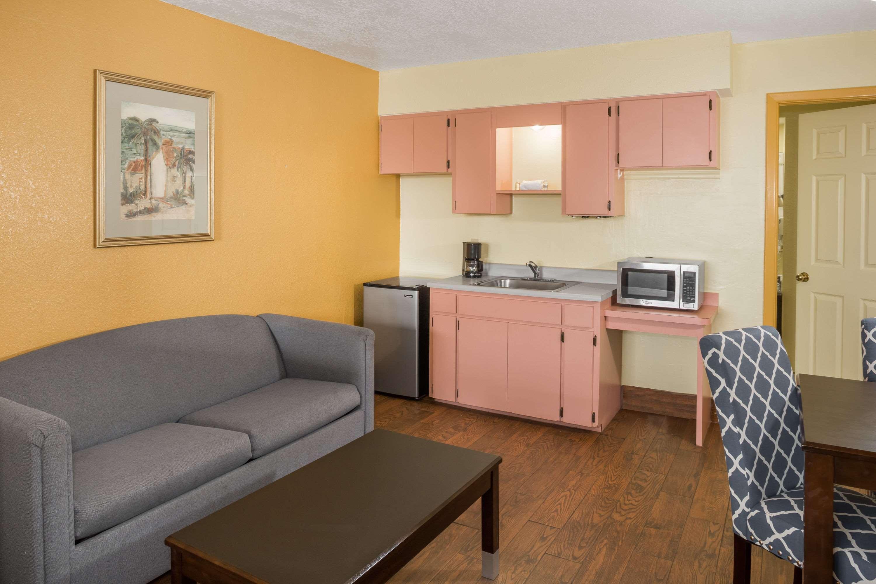 Days Inn & Suites By Wyndham Port Richey Eksteriør billede