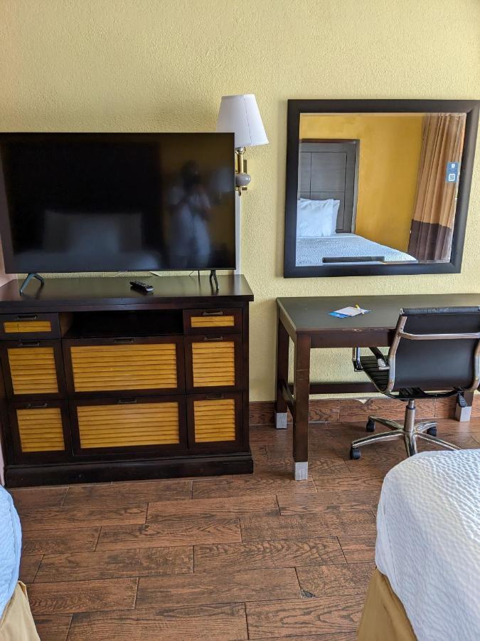Days Inn & Suites By Wyndham Port Richey Eksteriør billede