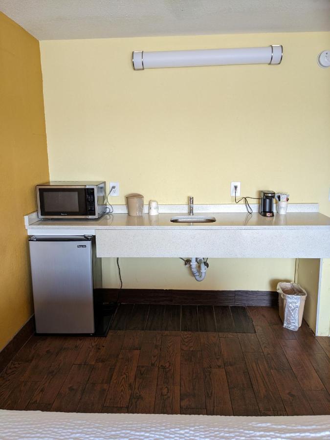 Days Inn & Suites By Wyndham Port Richey Eksteriør billede