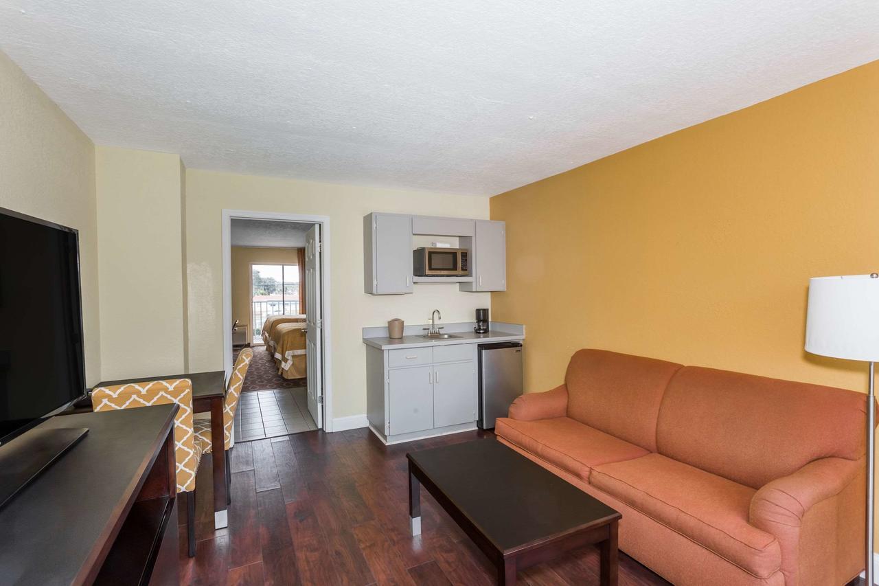 Days Inn & Suites By Wyndham Port Richey Eksteriør billede