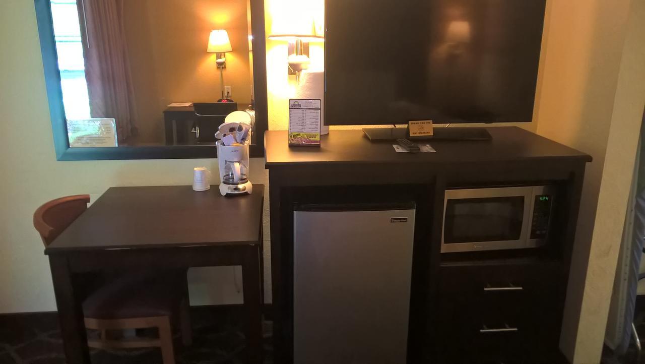 Days Inn & Suites By Wyndham Port Richey Eksteriør billede